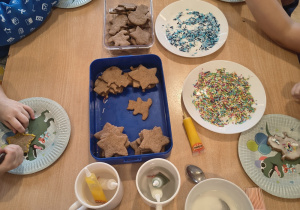 Każde dziecko według swojego pomysłu dekoruje pierniczki.