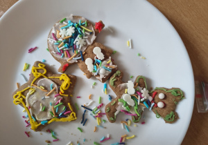 Na talerzu pierniki udekorowane przez dzieci.
