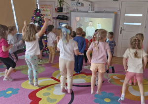 Dzieci z grupy fioletowej podczas ćwiczeń.