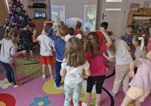 Dzieci biorą udział w Integracyjnym WF.