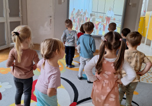 Dzieci z grupy żółtej podczas ćwiczeń.