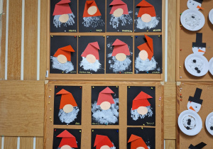 Prace dzieci z grupy żółtej wywieszone na tablicy - "Mikołaj".