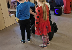 Dzieci próbują zagrać na instrumencie.