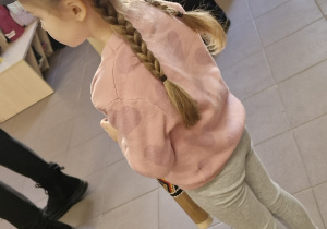 Dziewczynka w czapce kapitana.