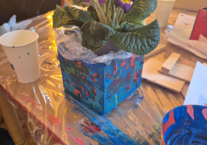 Kwiatek w wykonanej i pomalowanej doniczce