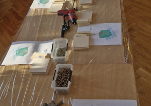 Stół z materiałami przygotowanymi do wykonania doniczek