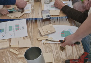 Dzieci z dziadkami skręcają doniczki