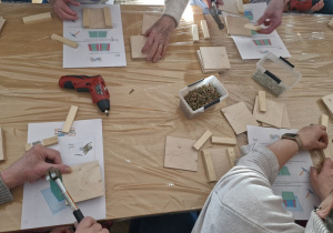 Babcie i dziadkowie podczas skręcania drewnianych doniczek