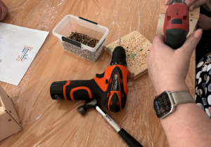 Dzieci pracują wspólnie z babciami i dziadkami - wykonują drewniane doniczki