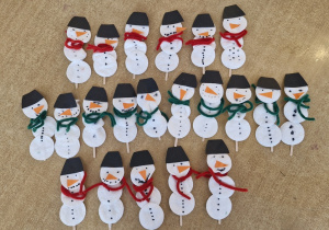 Na stoliku bałwanki wykonane przez dzieci.