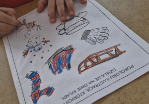 Dziecko wykonuje kartę pracy - koloruje obrazki, których nazwy dzielą się na dwie sylaby.