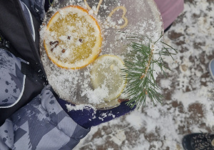 Chłopiec trzyma w rękach powstałe dzieło.