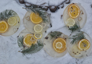 Lodowe mandale ułożone na śniegu,