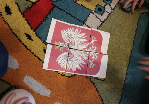 Godło Polski ułożone przez dzieci.