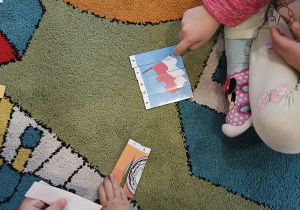 Dzieci układają puzzle przedstawiające symbole narodowe.