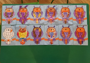 Prace dzieci starszych– sowy pokolorowane według kodu.