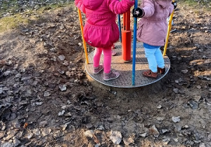 Dzieci kręcą się na karuzeli.