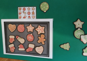 Praca dziecka – pierniki ułożone na papierowej blaszce według kodu.