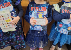 Dzieci z grupy żółtej z dyplomami
