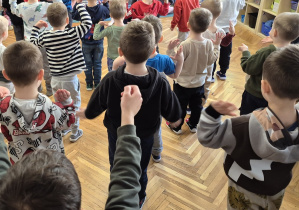 Chłopcy powtarzają ruchy za prowadzącą.