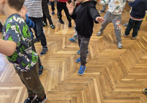 Chłopcy w tańcu robotów.