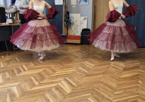 Kobiety w hiszpańskich sukienkach.