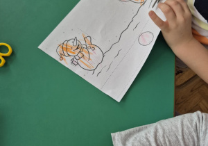 Dziecko wycina po śladzie.