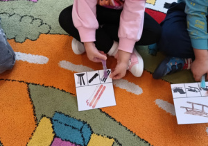 Dziecko zaznacza klamerką poprawny cień do przedstawionego obrazka.