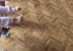 Dzieci wyciągają do przodu zaciśnięte pięści.