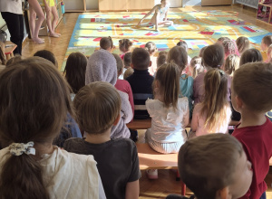 Dziewczynki z SP nr 41 z pokazem gimnastyki artystycznej w naszym przedszkolu