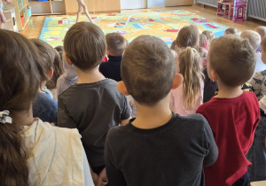 Dzieci podczas pokazu gimnastyki artystycznej.