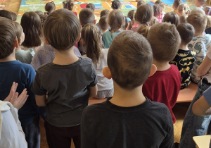 Dziewczynka tańczy z wykorzystaniem piłki.