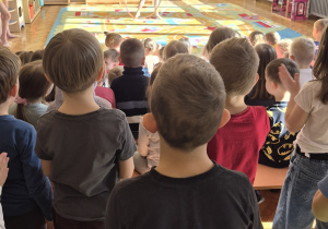 Dziewczynka daje pokaz gimnastyki z wykorzystaniem obręczy.