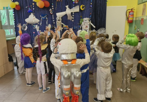 Dzieci z grupy niebieskiej podczas balu karnawałowego.