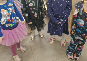 Dziewczynki prezentują swoje kosmiczne stroje.