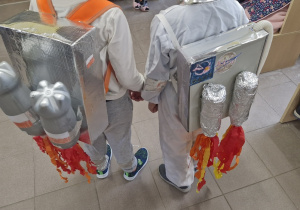 Chłopcy w kosmicznych strojach.