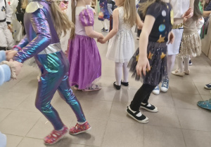 Dzieci tańczą podczas balu.