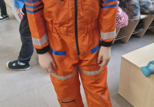 Chłopiec prezentuje swój strój.