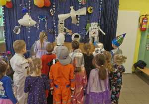 Dzieci z grupy pomarańczowej podczas balu karnawałowego.