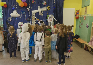 Dzieci z grupy fioletowej podczas balu karnawałowego.