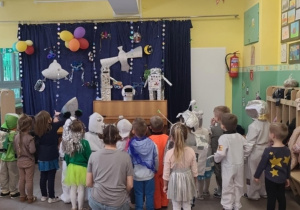 Dzieci z grupy zielonej podczas balu karnawałowego.