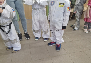 Chłopcy w strojach astronautów.