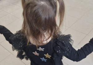 Dziewczynka przebrana za gwiazdkę.