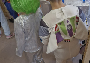 Dzieci podczas kosmicznego balu karnawałowego.