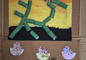 Na wystawie wspólna praca - dinozaur z rolek po papierze toaletowym oraz wykonane przez dzieci dinozaury wykluwające się z jaja.