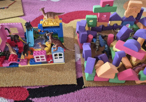 "Świat dinozaurów" - zbudowany przez dzieci z różnych klocków.