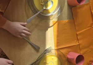 Dzieci jedzą zupę.