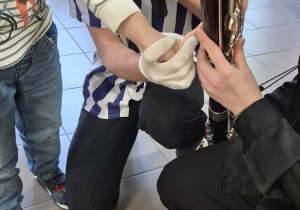 Chłopiec dotyka instrumentu.