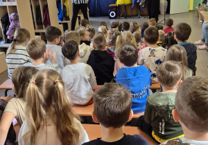 Dzieci obserwują muzyków na scenie.