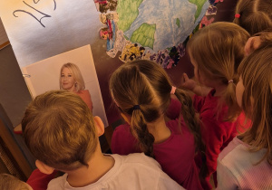 Dzieci z grupy żółtej z plakatem na temat Majki Jeżowskiej.